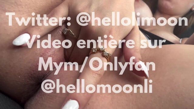 Fille française exhib voiture doigte