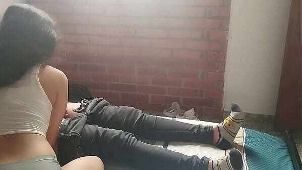 jovencita cachonda masturba saca leche boca