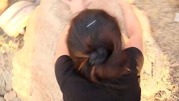 Me separo del grupo universitario con el amigo de novio para chuparle el pene