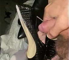 Crossdresser masturb&aacute_ndose con sus tacones nuevos.
