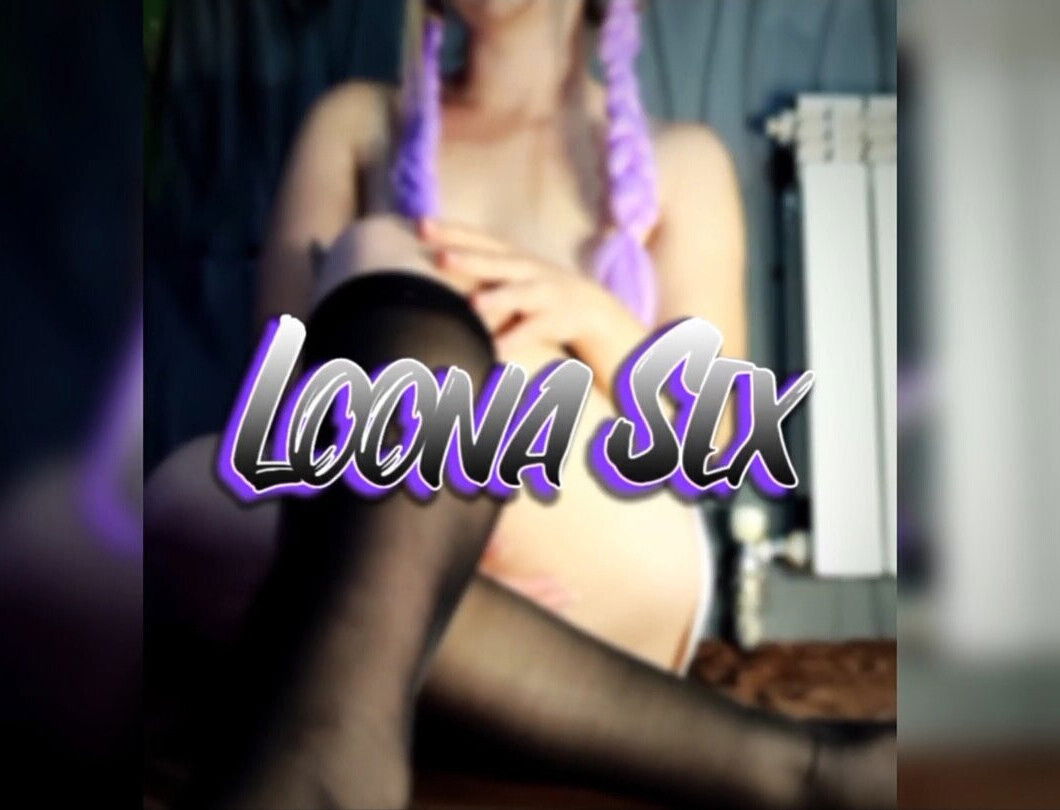 goth bitch fucks herself with vibrator