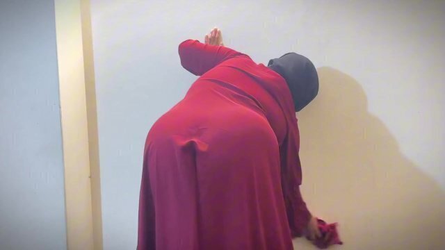 Arabian Sexy Hotel Maid Make Horny Show Huge Booty When Clean Room Maid