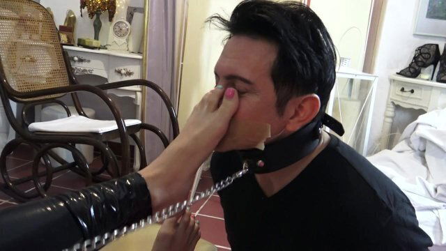 Smell stinky, sweaty feet,