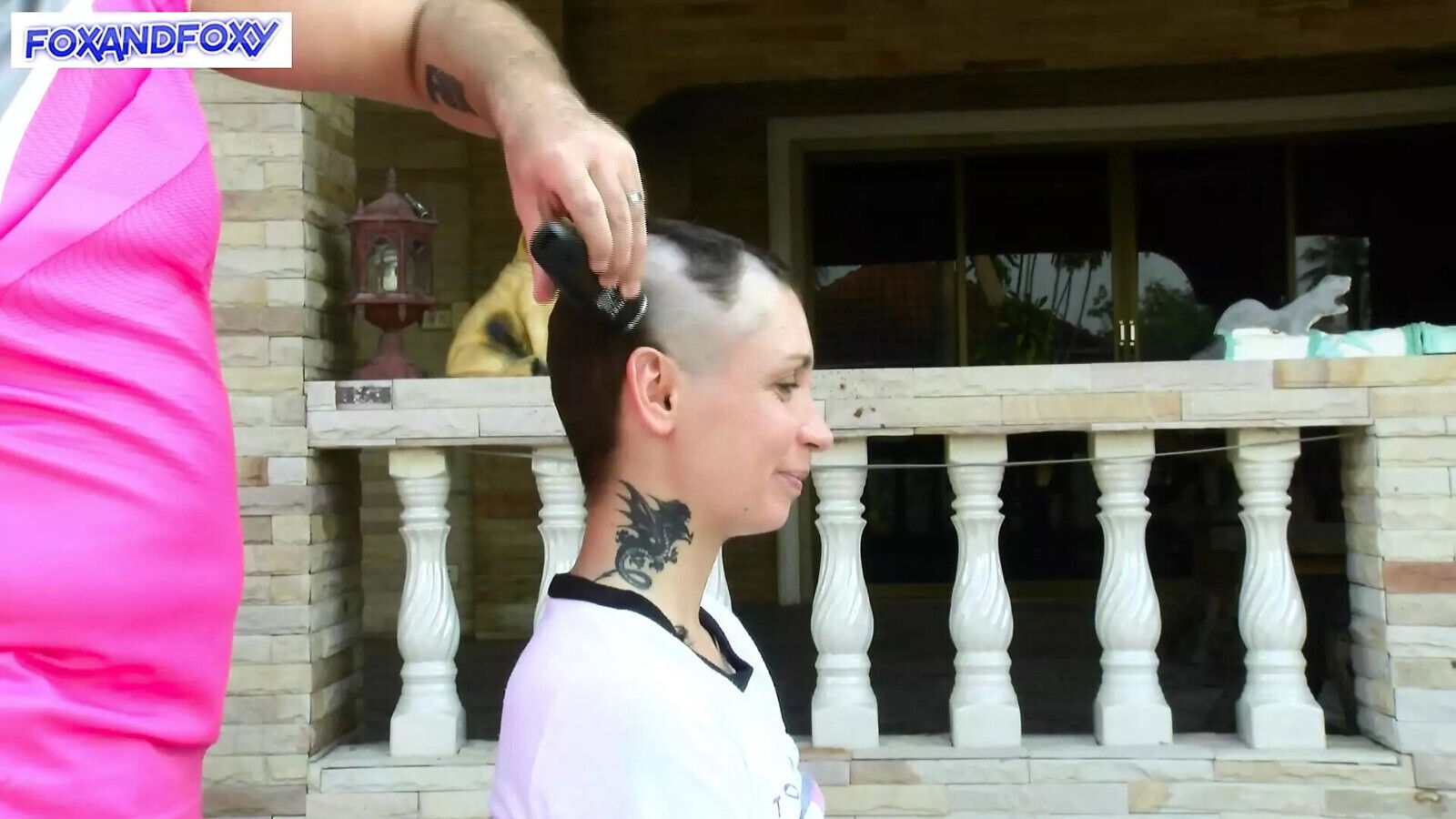 Behind scenes: Lisa shave head. Music clip
