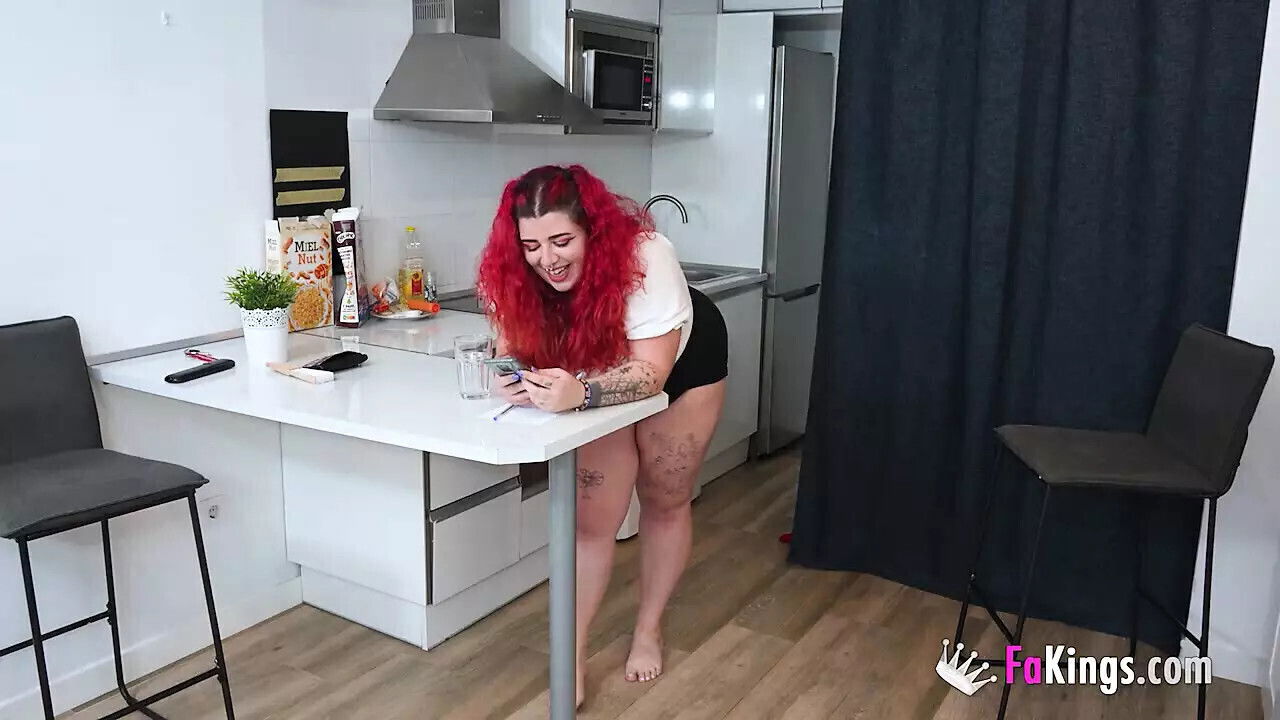 Leia Saez seduced friend film amazing homemade scene!