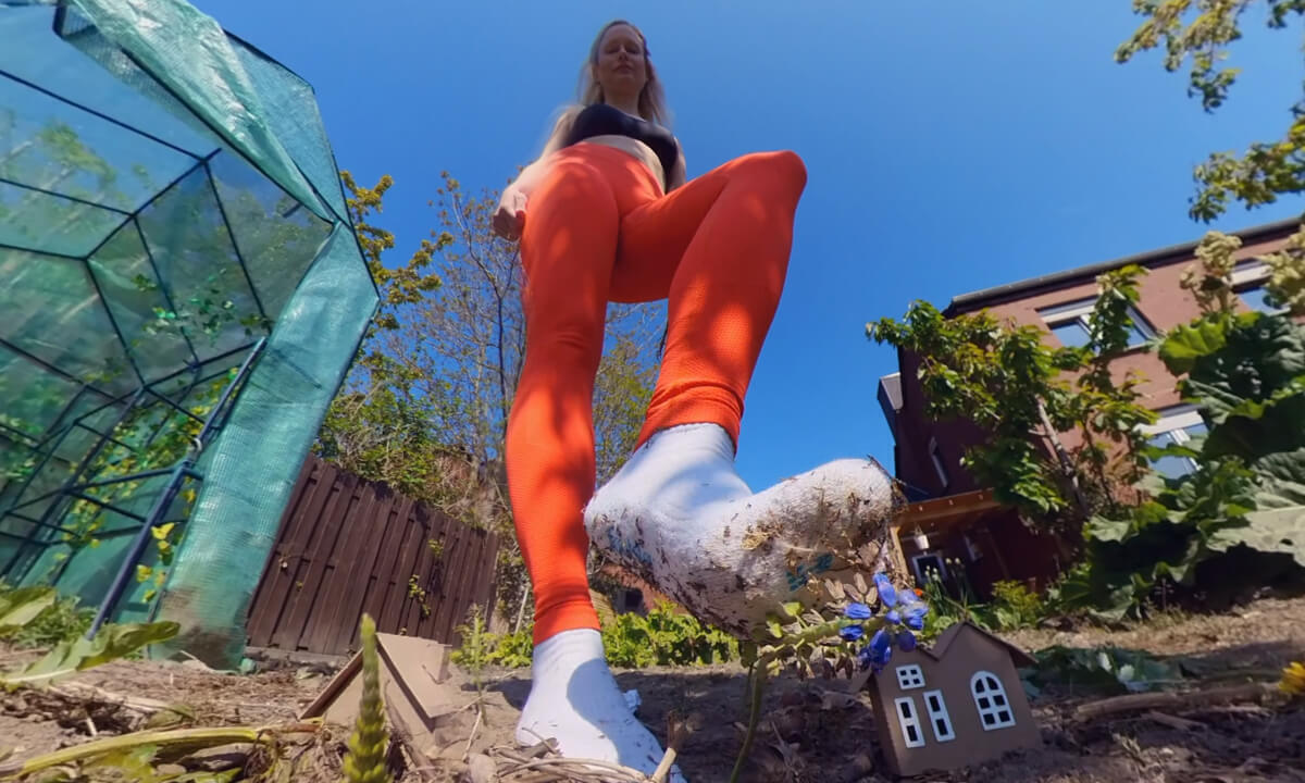 Giantess Maria Zertritt Ein Ganzes Dorf - BlondeHexe