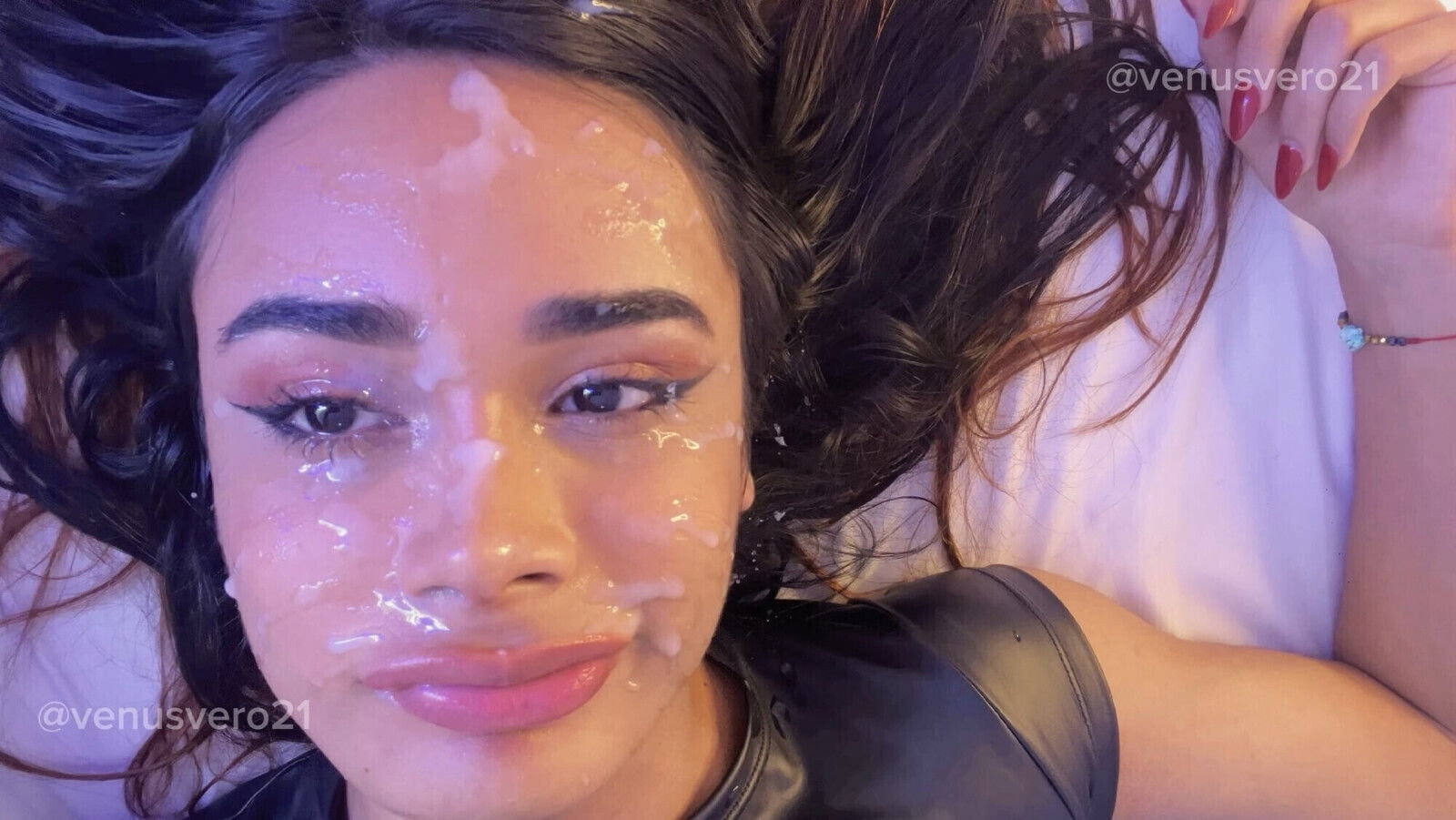 Transgirl Venusvero21 HUGE self facial