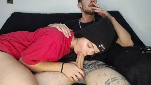 Sentados sofá White Moon começou acariciar terminou chupando White Wolf