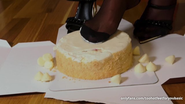 Cake crushing trampling