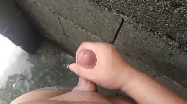 nagjakol abandonadong gusali