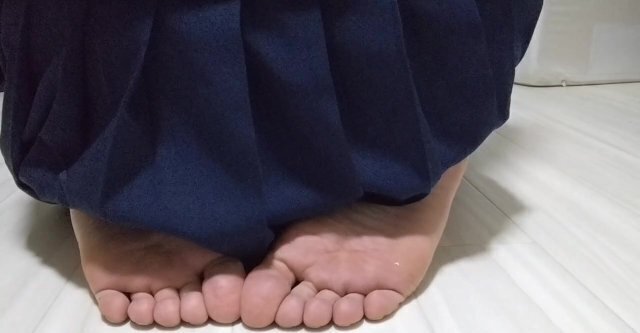 男の娘が正座をして裸足裏を見せつけていく