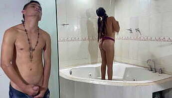 me escondo en la ducha de mi peque&ntilde_a hermanastra y termino d&aacute_ndole la mejor follada de la vida, hasta correrme en su cara