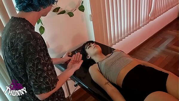 Massagista safado fode p&eacute_s cliente inocente