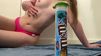 Dd enfiando m&amp_m'_s no cu e gostando