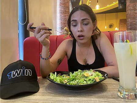 INVIT&Eacute_ COMER ENSALADA PERO CONDICI&Oacute_N USARA SALSA ESPECIAL