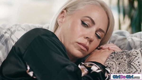 Stepmommy cant stay when stepdaughter spreads lick