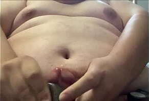 亀頭責めのおもちゃで悶絶するデブ