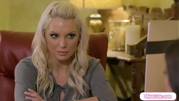 Reporter licks assfingers politician