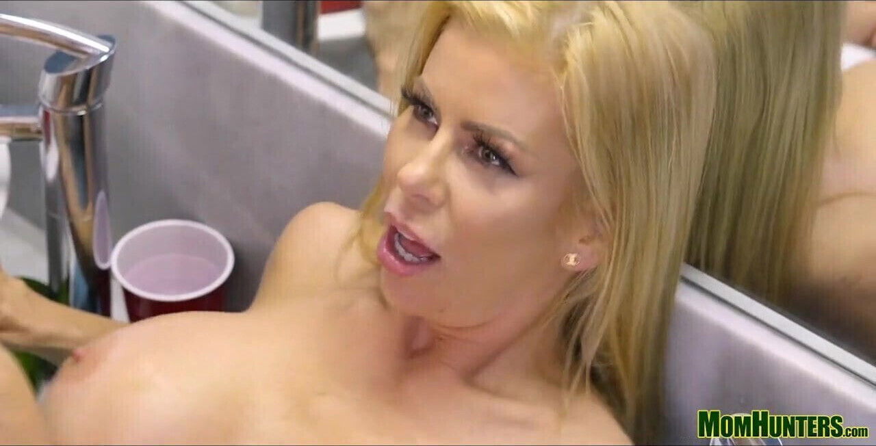 Huge Wife fucked bathroom