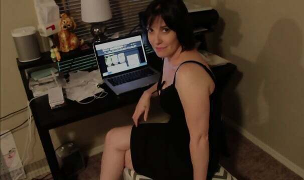 Schwarzhaarige Milf feuchtem Fickloch