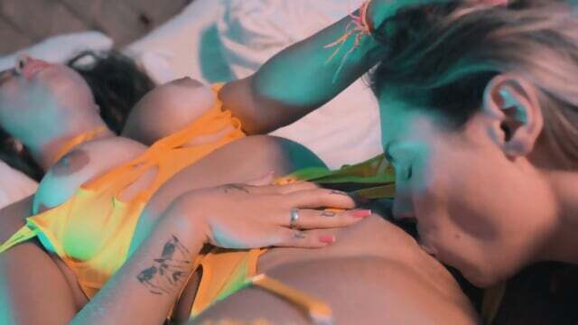 White chupar moca branca cama dela