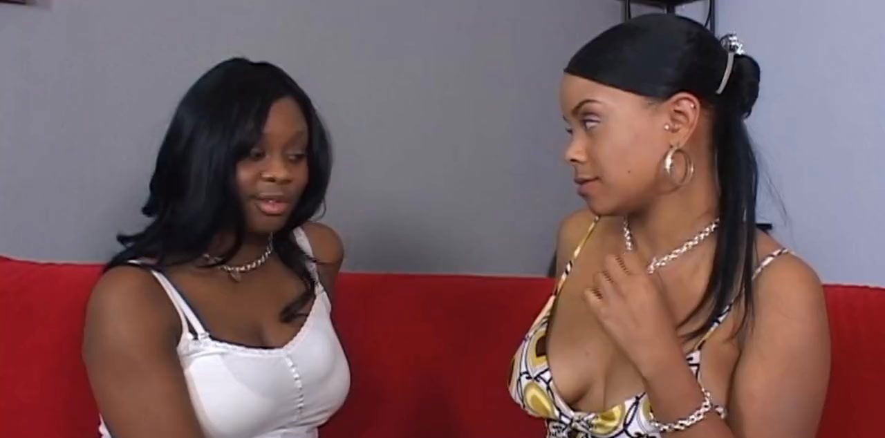 Lesbo Carmen Hayes enjoys while licking Taylor Layne's cunt