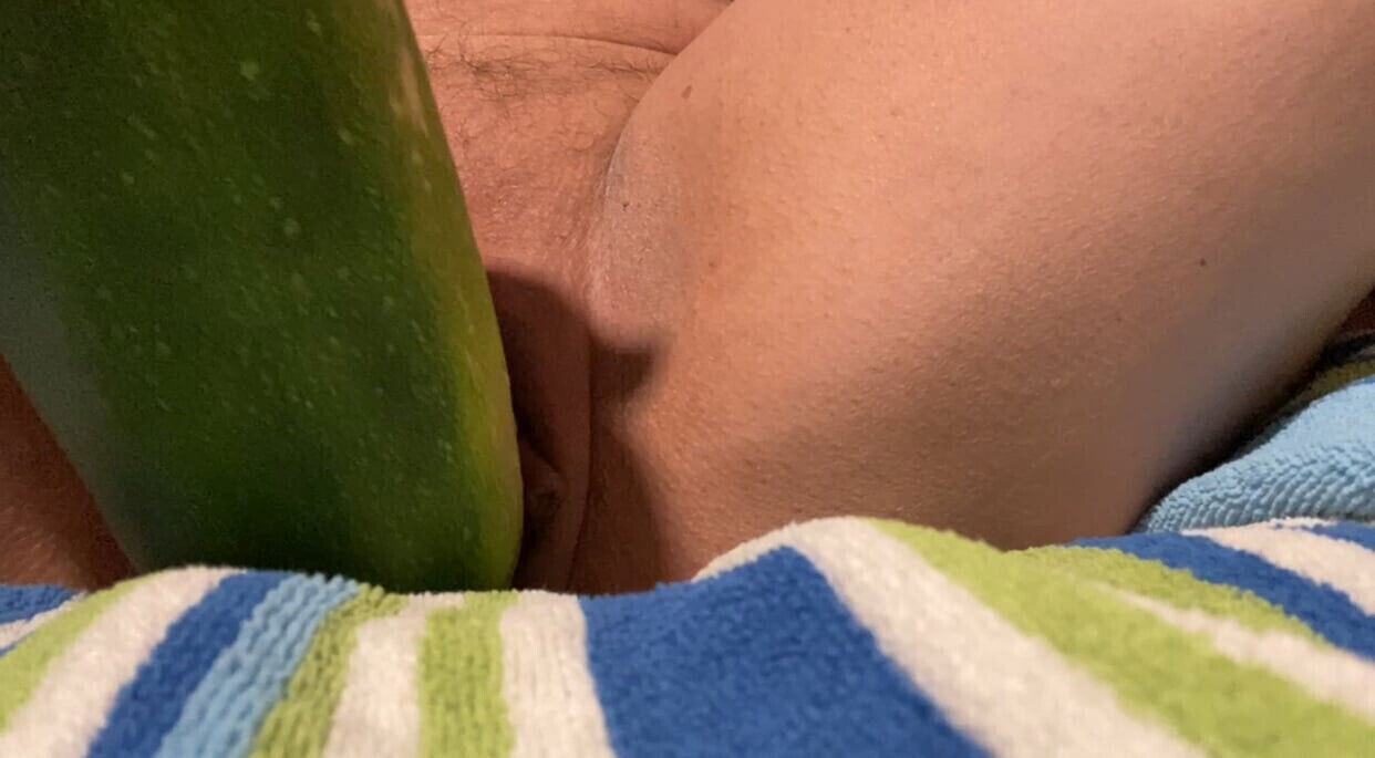 Wrecking pussy with huge cold cucumber