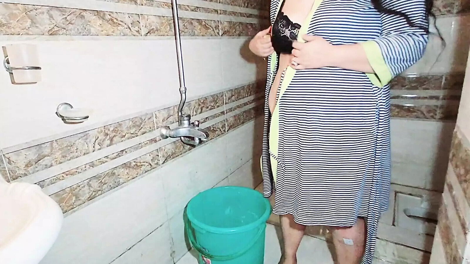 muslim chubby bubble butts wife caught camera while taking bath