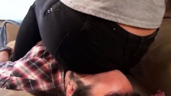 Bratty Foot Girls Kleio Valentien Cruel Jeans Facesitting