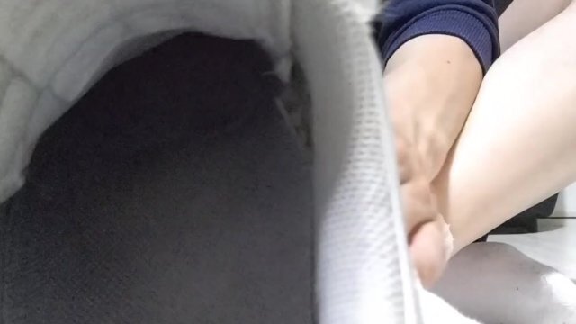 男の娘が色んな靴下と靴を履いて紹介する動画