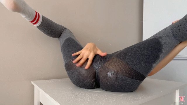 Girl table with huge leggings squirt