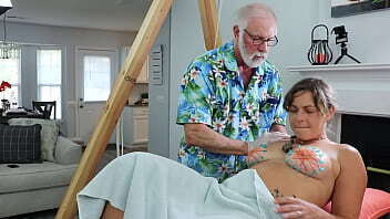 DSC14-6) &ldquo_Paisley&rsquo_s Hypodermic Play&rdquo_ Amateur MILF Paisley Flowers Does First Medical Fetish Play