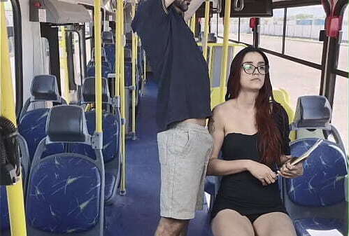 Encoxei novinha estudante onibus acabei gozando peitinhos!