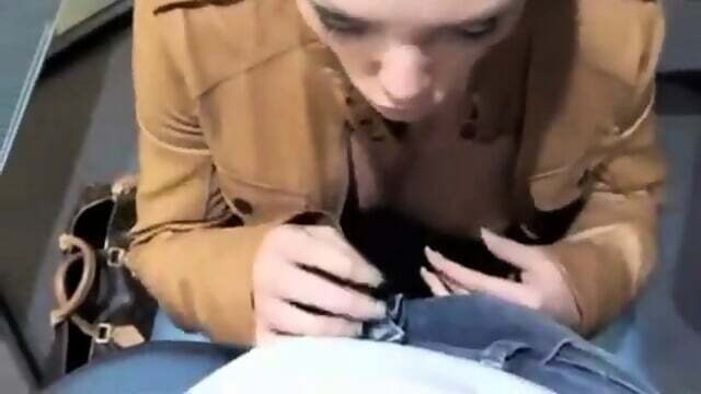 Deutsche Amateurin bekommt Umkleidekabine Gesichtsbehandlung