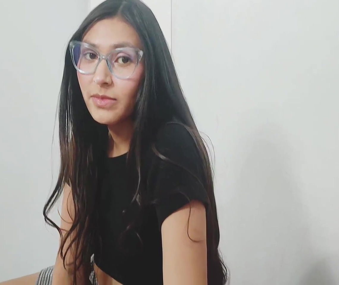 Rosibel Roxi Hijastra Bien Caliente Vestida Colegia Ensena Falda Colegiala Padrastro Termina Acostadose Cama.