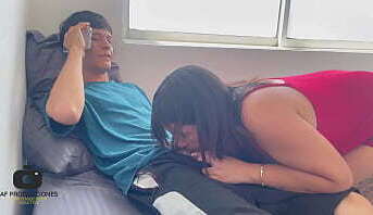 Me follo duro a mi sexy madrastra mientras hablo con mi novia. Le echo mi leche en sus tetas.