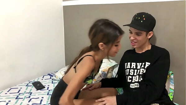 Hermanastra peque&ntilde_a virgen pide deje aprender hacer oral gran polla- HISTORIA COMPLETA