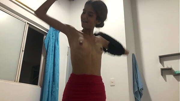 hermanastra sexy entra habitaci&oacute_n descubre masturb&aacute_ndome ofrece ayuda -HISTORIA COMPLETA