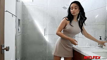 Mylfex Turned Horny while Cleaning Room