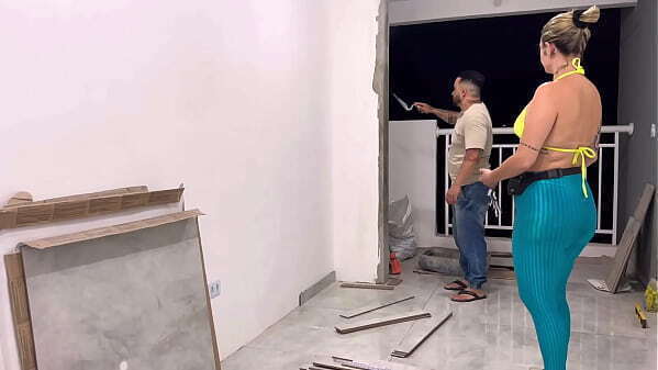 Pedreiro Tonho ficou muito tes&atilde_o vendo patroa roupa academia! Quase corno marido pega sentando pica pedreiro gozando muito obra