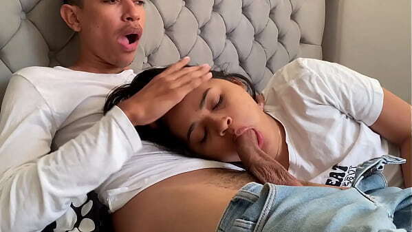 Padrastro pervertido mete polla boca hasta correrse