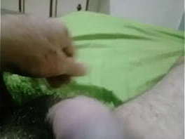 Brincando com o meu pau at&eacute_ ficar molhadinho.