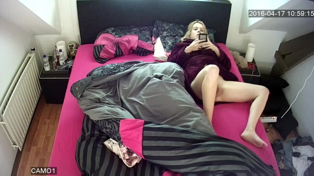 girlfriend masturbating and texting