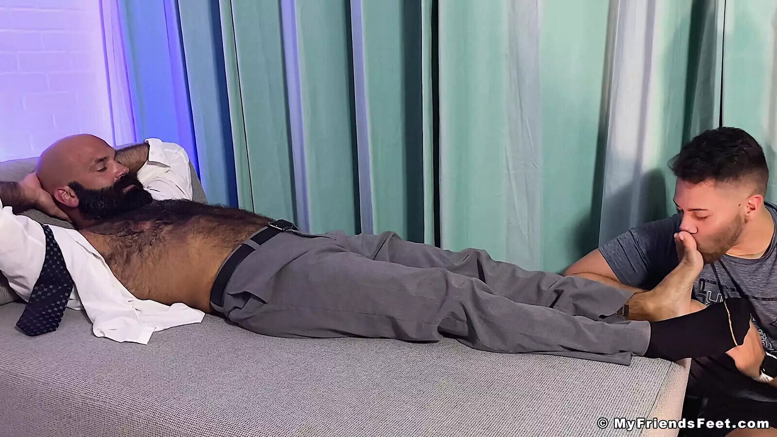 Bearded Businessman Lando Receives Weekend Foot Worship