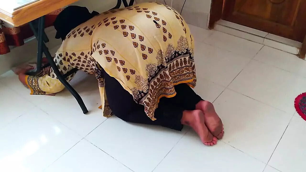 when Bhabhi Stuck under table cleaning room, then fuck Destroy