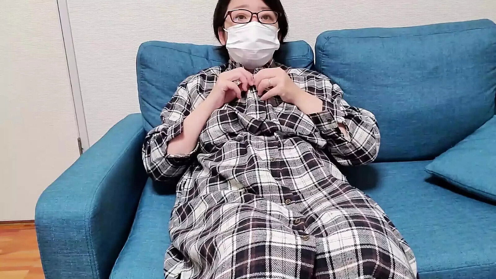 Perverted Housewife Shows Pussy Masturbates Sofa