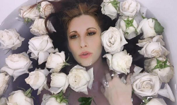 Mesmerazing bath with roses