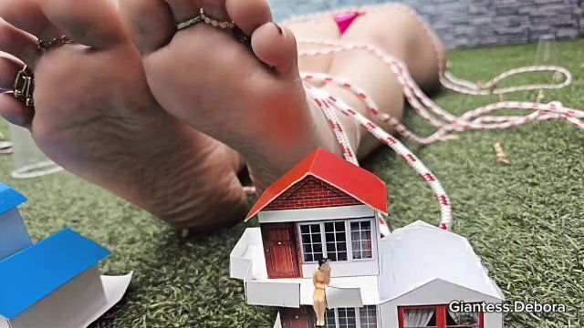 Giantess Debora crush small town