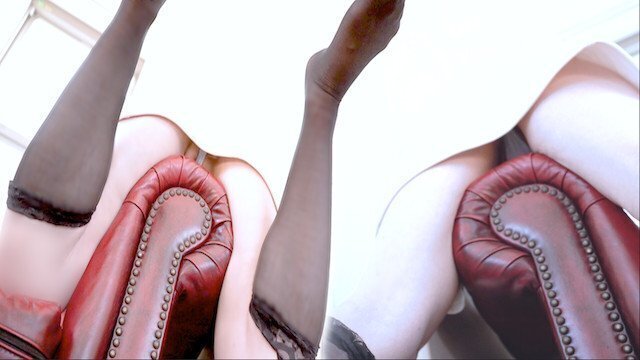 ハミ出てるのに気づかずTバックでソファに擦りました