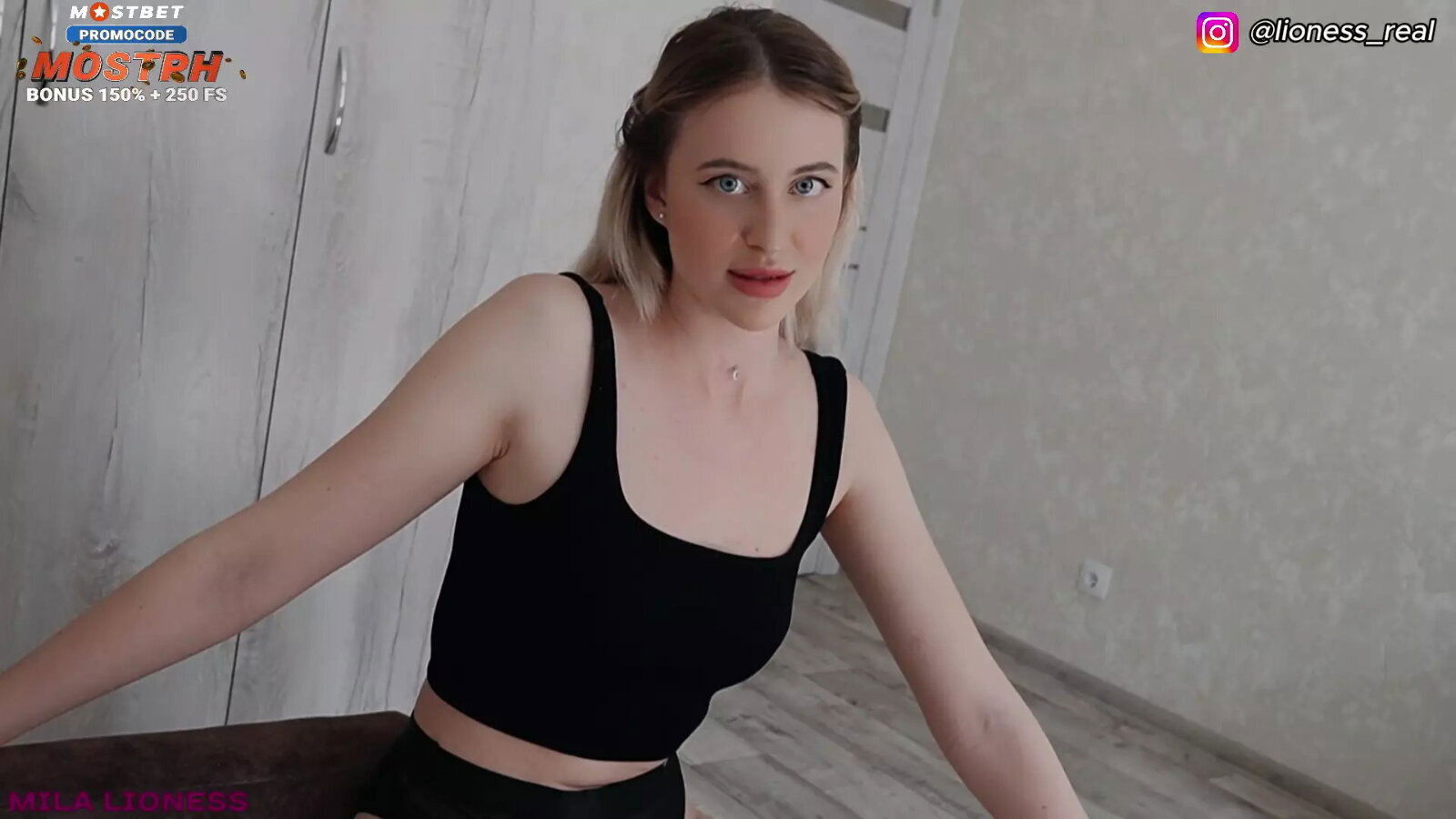 Stop Playing Phone, Miss Much! Fuck Your Stepmom while Your F...